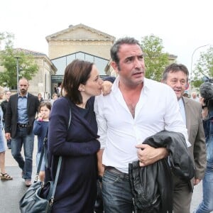 Jean Dujardin et sa compagne Nathalie Péchalat à l'inauguration du cinéma communal Jean Dujardin à Lesparre-Médoc accompagné de ses parents le 27 juin 2015