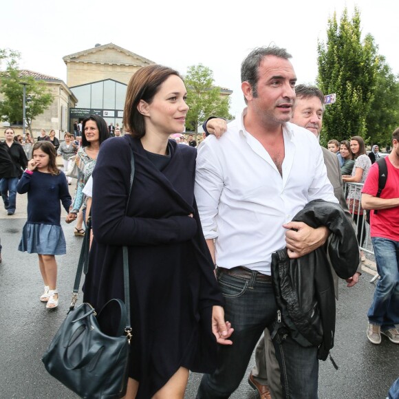 Jean Dujardin et sa compagne Nathalie Péchalat à l'inauguration du cinéma communal Jean Dujardin à Lesparre-Médoc accompagné de ses parents le 27 juin 2015.
