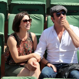Jean Dujardin et sa compagne Nathalie Péchalat dans les tribunes lors de la finale des Internationaux de tennis de Roland-Garros à Paris, le 7 juin 2015.