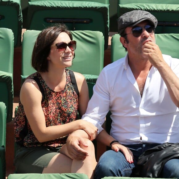 Jean Dujardin et sa compagne Nathalie Péchalat dans les tribunes lors de la finale des Internationaux de tennis de Roland-Garros à Paris, le 7 juin 2015.