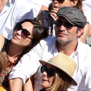 Jean Dujardin et sa compagne Nathalie Péchalat dans les tribunes lors de la finale des Internationaux de tennis de Roland-Garros à Paris, le 7 juin 2015.