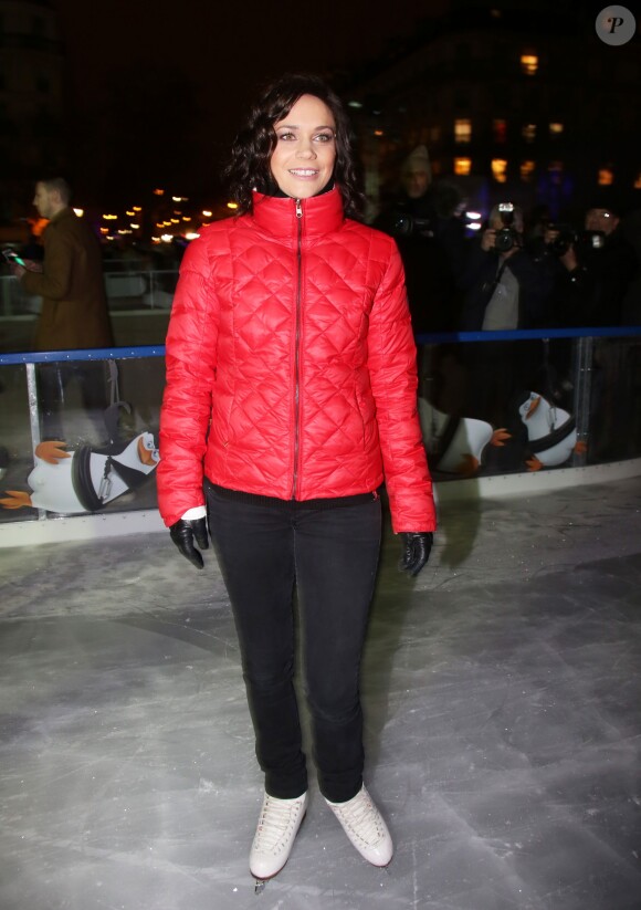 Nathalie Péchalat inaugure la patinoire de l'Hôtel de Ville de Paris avec les Pingouins de Madagascar à Paris le 16 décembre 2014.