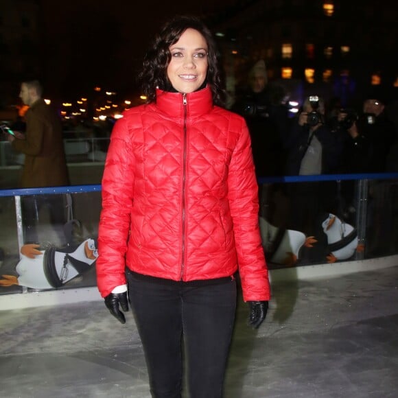 Nathalie Péchalat inaugure la patinoire de l'Hôtel de Ville de Paris avec les Pingouins de Madagascar à Paris le 16 décembre 2014.