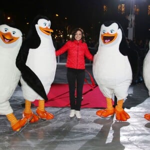 Nathalie Péchalat inaugure la patinoire de l'Hôtel de Ville de Paris avec les Pingouins de Madagascar à Paris le 16 décembre 2014.