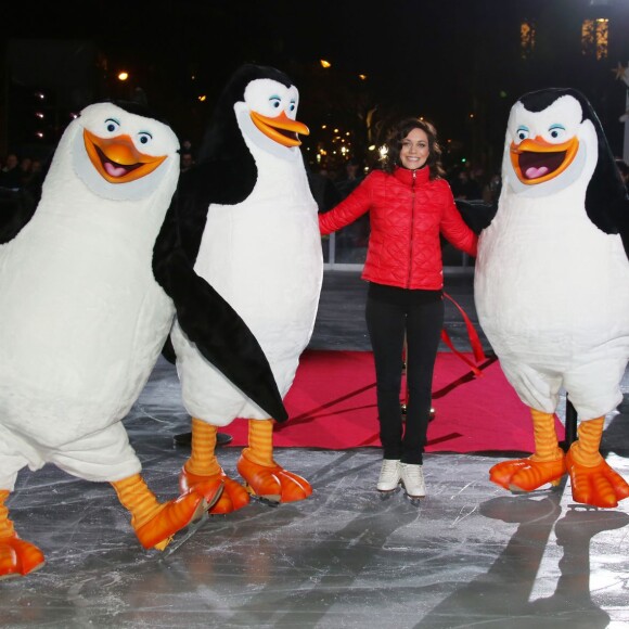 Nathalie Péchalat inaugure la patinoire de l'Hôtel de Ville de Paris avec les Pingouins de Madagascar à Paris le 16 décembre 2014.