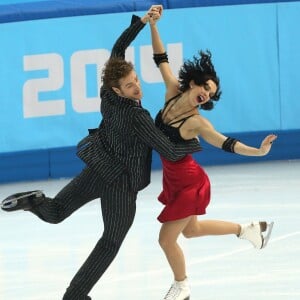 Le couple de patineurs français Nathalie Pechalat et Fabian Bourzat lors de leur programme court de danse en patinage artistique au Iceberg Skating Palace pendant les Jeux Olympiques d'Hiver de Sotchi, le 16 février 2014.