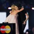 Kylie Minogue et James Bay (Meilleur artiste masculin anglais) - Cérémonie des BRIT Awards 2016 à l'O2 Arena à Londres, le 24 février 2016.