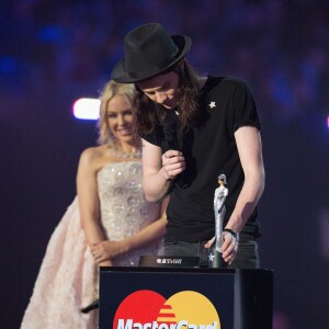 Kylie Minogue et James Bay (Meilleur artiste masculin anglais) - Cérémonie des BRIT Awards 2016 à l'O2 Arena à Londres, le 24 février 2016.