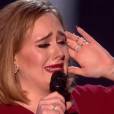 Adele s'effondre en larmes en recevant le Global Success awards aux Brit Awards - à Londres, le 24 février 2016.