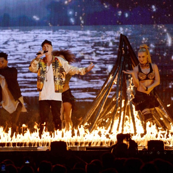 Justin Bieber et James Bay - Cérémonie des BRIT Awards 2016 à l'O2 Arena à Londres, le 24 février 2016.