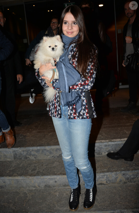 La chanteuse Marina Kaye quitte les studios de la radio RTL, avec son chien dans les bras, où elle était en showcase. Paris, le 10 septembre 2015