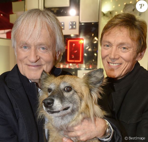 Dave et son compagnon Patrick Loiseau avec leur chien, lors de l'enregistrement de Vivement Dimanche à Paris le 24 février 2016 (diffusion le dimanche 28 février 2016). © Coadic Guirec
