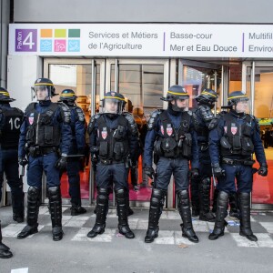 Le président de la république François Hollande inaugure le 53ème salon de l'agriculture à Paris le 27 février 2016. De violentes altercations ont eu lieu pendant la visite du président. Des dizaines de manifestants de la FNSEA ont démonté le stand du ministère de l'Agriculture et ont protesté bruyamment à grands coups de sifflet, poussant les CRS à intervenir pour les mettre à l'écart.Un syndicaliste a été blessé au cours d'une arrestation musclée alors que des manifestants démontaient le stand du ministère de l'Agriculture. © Lionel Urman/Bestimage