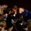 Jacob Tremblay félicite Brie Larson pour son prix pendant la cérémonie des Oscars à Los Angeles le 28 février 2016.