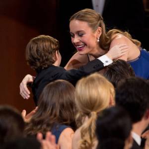 Jacob Tremblay félicite Brie Larson pour son prix pendant la cérémonie des Oscars à Los Angeles le 28 février 2016.