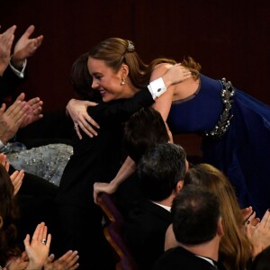 Jacob Tremblay félicite Brie Larson pour son prix pendant la cérémonie des Oscars à Los Angeles le 28 février 2016.