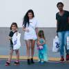 Exclusif - Kourtney Kardashian et ses enfants Mason et Penelope quittent le magasin Toys"R"Us à Calabasas. Le 29 février 2016.