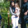 Kourtney Kardashian et sa fille Penelope à Calabasas, le 28 février 2016.