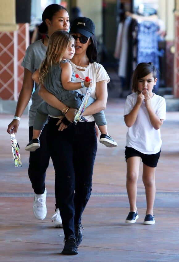 Kourtney Kardashian de sortie avec ses enfants Penelope et Mason Disick à Westlake, le 27 février 2016.