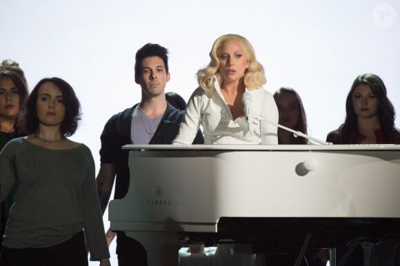 La chanteuse Lady Gaga sur la scène de la 88e cérémonie des Oscars, interprète son titre Til It Happens To You au Dolby Theatre d'Hollywood, Los Angeles, le 28 février 2016
