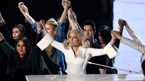 Lady Gaga : Sa grand-mère en larmes mais fière apprend son viol aux Oscars