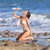 Nadine Vinzens (Miss Suisse 2002) en plein shooting avec le photographe Malachi Banales pour 138 Water sur la plage de Malibu, le 1er mars 2016.