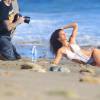 Nadine Vinzens (Miss Suisse 2002) en plein shooting avec le photographe Malachi Banales pour 138 Water sur la plage de Malibu, le 1er mars 2016.