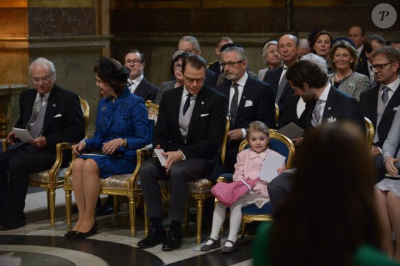 La princesse Estelle de Suède entre son père le prince Daniel et son oncle le prince Carl Philip lors de la messe de Te Deum célébrée le 3 mars 2016 en la chapelle du palais royal Drottningholm à Stockholm suite à la naissance du prince Oscar Carl Olof, duc de Scanie, deuxième enfant de la princesse Victoria et du prince Daniel.