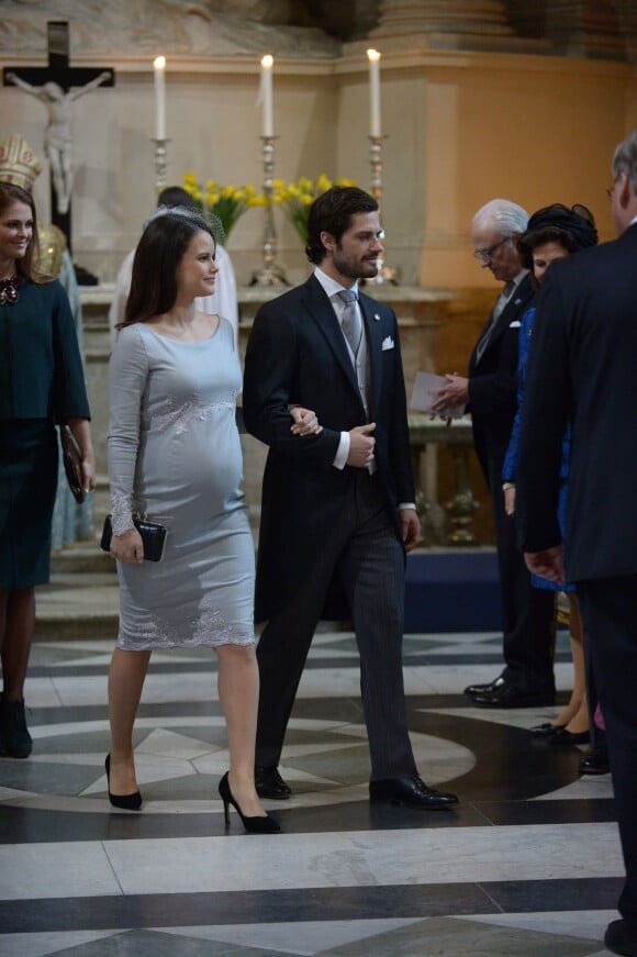 La princesse Sofia de Suède, enceinte de huit mois, et le prince Carl Philip de Suède lors de la messe de Te Deum en la chapelle royale du palais le 3 mars 2016 à l'occasion de la naissance de leur neveu le prince Oscar, deuxième enfant de la princesse Victoria et du prince Daniel.