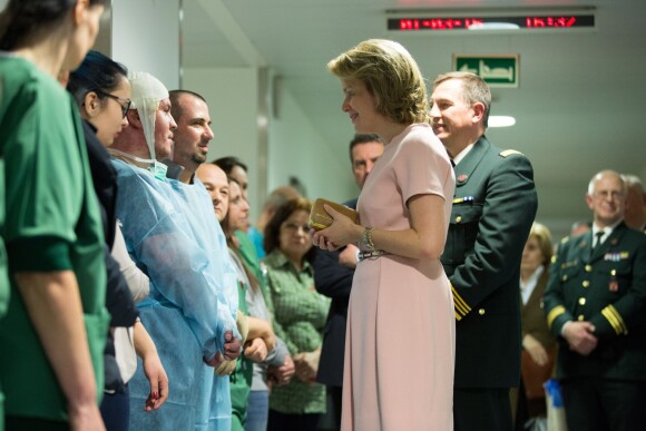 La reine Mathilde de Belgique en visite à l'hôpital militaire Reine Astrid à Neder-Over-Heembeek, Bruxelles, le 1er mars 2016. Son passage par le service des grands brûlés aura été particulièrement éprouvant émotionnellement, l'épouse du roi Philippe ne pouvant réprimer ses larmes.