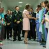 La reine Mathilde de Belgique en visite à l'hôpital militaire Reine Astrid à Neder-Over-Heembeek, Bruxelles, le 1er mars 2016. Son passage par le service des grands brûlés aura été particulièrement éprouvant émotionnellement, l'épouse du roi Philippe ne pouvant réprimer ses larmes.