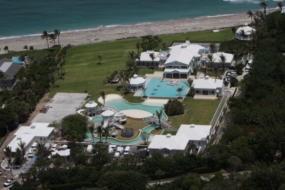 Céline Dion met en vente sa magnifique maison de Jupiter Island, en Floride, pour la somme de 72,5 millions de dollars.