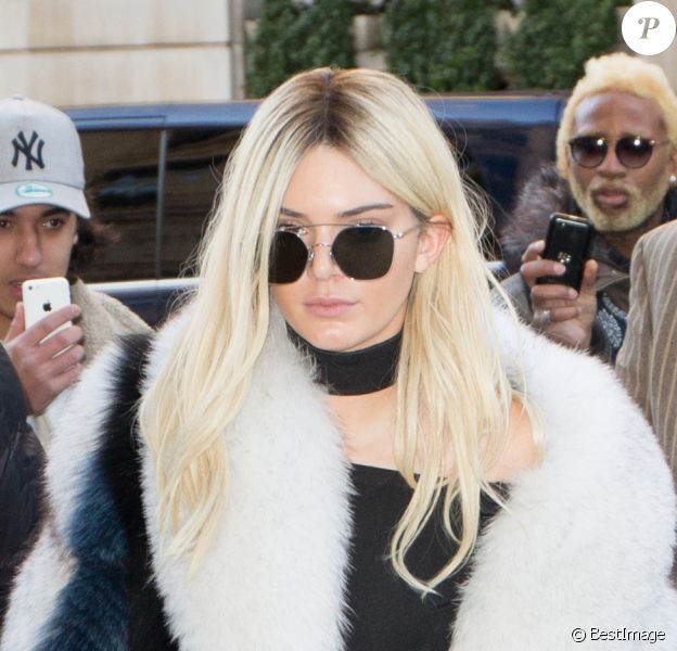Kendall Jenner - Kendall Jenner (en blonde) et Gigi Hadid (en brune) et Kris Jenner à la sortie du restaurant l'Avenue à Paris le 3 mars 2016 Kris Jenner, Kendall Jenner and Gigi Hadid leaving the Avenue Restaurant in Paris 3 March 2016.03/03/2016 - Paris