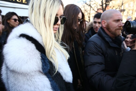Kendall Jenner (en blonde) et Gigi Hadid (en brune) à la sortie du restaurant l'Avenue à Paris le 3 mars 2016  Kendall Jenner (with blond hair) and Gigi Hadid (with dark hair) leaving restaurant Avenue in Paris on 03/03/201603/03/2016 - Paris