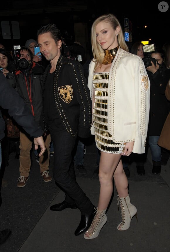 Matt Bellamy et sa petite ami Elle Evans - Arrivées des célébrités à la soirée Balmain à Paris, le 3 mars 2016  People arriving at the Balmain's party in Paris, 3rd march 201604/03/2016 - Paris