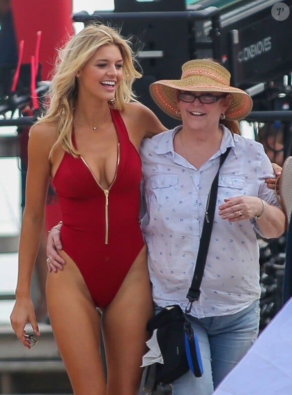 Kelly Rohrbach convaincante dans le maillot de C.J. Parker, personnage joué dans les années 1990 par Pamela Anderson, sur le tournage de Baywatch, l'adaptation de la série Alerte à Malibu, le 4 mars 2016 sur une plage du nord de Miami.