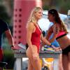 Kelly Rohrbach convaincante dans le maillot de C.J. Parker, personnage joué dans les années 1990 par Pamela Anderson, sur le tournage de Baywatch, l'adaptation de la série Alerte à Malibu, le 4 mars 2016 sur une plage du nord de Miami.