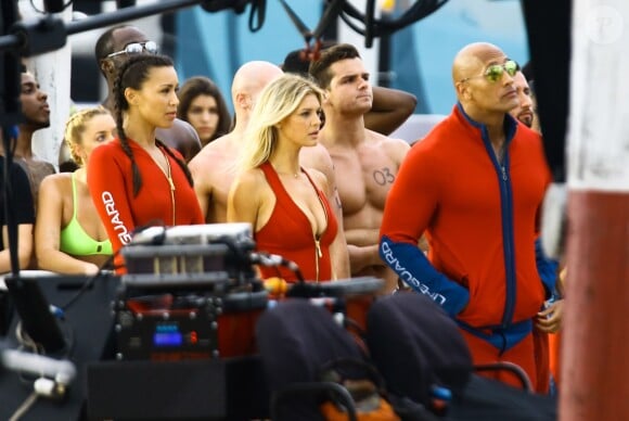 Dwayne Johnson , Kelly Rohrbach et Ilfenesh Hadera - Tournage de "Baywatch" à Miami le 5 Mars 2016.  Stars are spotted on the set of 'Baywatch' filming in Miami, Florida on March 5, 2016.05/03/2016 - Miami
