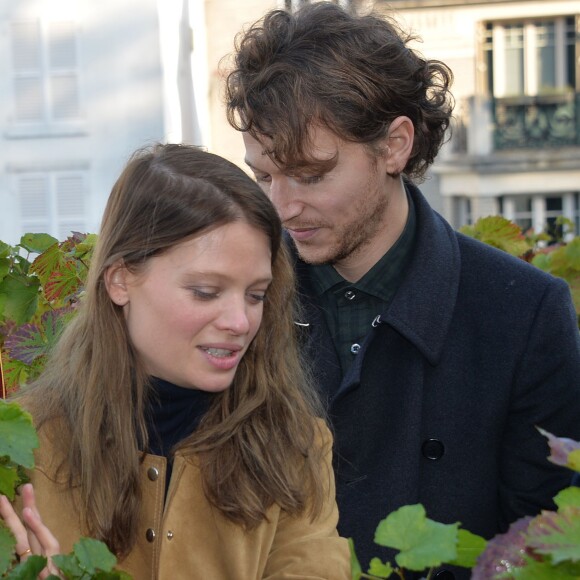 Le chanteur Raphael (Raphaël Haroche), le parrain et sa compagne Mélanie Thierry, la marraine assistent au ban des vendanges lors de la fête des vendanges de Montmartre 2015 à Paris, le 10 octobre 2015.