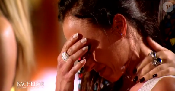 Elodie en larmes lors de la deuxième cérémonie de la rose, dans Le Bachelor, le lundi 7 mars 2016, sur NT1