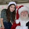 Rowan Blanchard avec le père Noël à la 5ème soirée Delta 'Holiday In The Hangar' à Los Angeles, le 2 décembre 2015