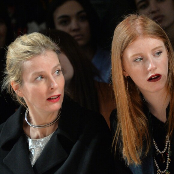 Karin Viard et sa fille Marguerite - People au défilé de mode Paul & Joe collection prêt-à-porter Automne Hiver 2016/2017 lors de la fashion week à Paris, le 8 mars 2016. © CVS/Veeren/Bestimage