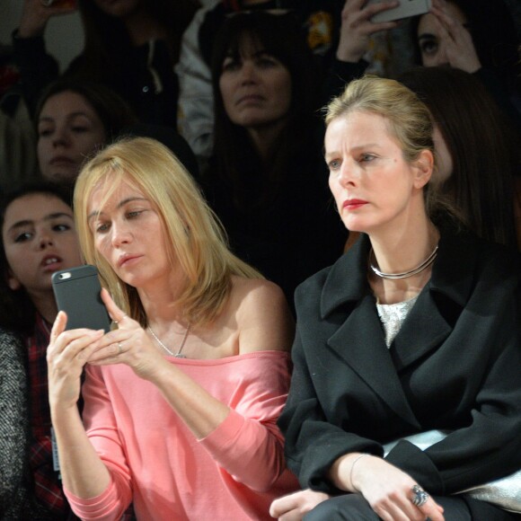 Emmanuelle Béart, Karin Viard et sa fille Marguerite - People au défilé de mode Paul & Joe collection prêt-à-porter Automne Hiver 2016/2017 lors de la fashion week à Paris, le 8 mars 2016. © CVS/Veeren/Bestimage