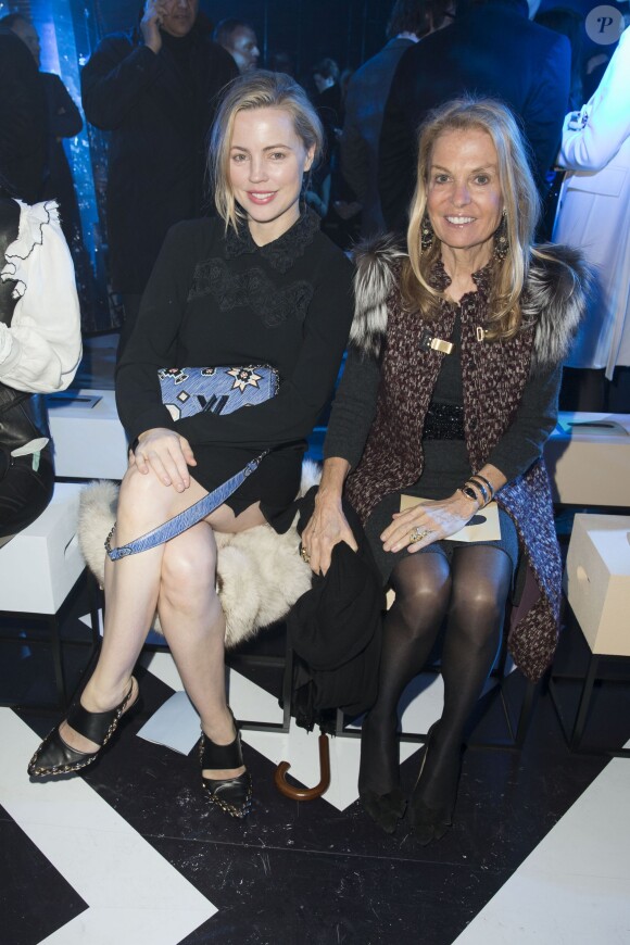 Melissa George et l'ambassadrice des États-Unis en France Jane D. Hartley - Défilé Louis Vuitton (collection automne-hiver 2016/2017) à la Fondation Louis Vuitton. Paris, le 9 mars 2016.