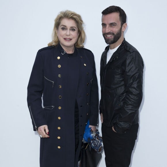 Catherine Deneuve et Nicolas Ghesquière - Défilé Louis Vuitton (collection automne-hiver 2016/2017) à la Fondation Louis Vuitton. Paris, le 9 mars 2016.