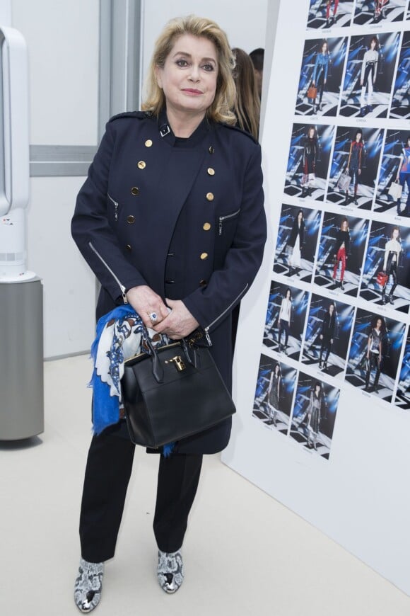 Catherine Deneuve - Coulisses du défilé Louis Vuitton (collection automne-hiver 2016/2017) à la Fondation Louis Vuitton. Paris, le 9 mars 2016.