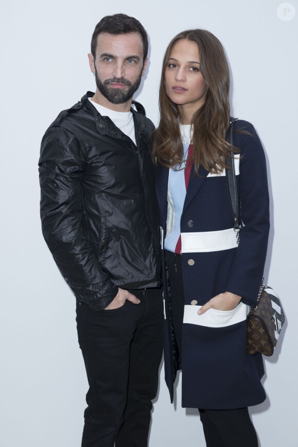 Nicolas Ghesquière et Alicia Vikander - Coulisses du défilé Louis Vuitton (collection automne-hiver 2016/2017) à la Fondation Louis Vuitton. Paris, le 9 mars 2016.