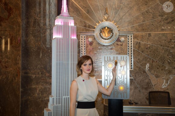 L'actrice Emma Watson illumine l'Empire State Building pour la journée internationale de la femme à New York le 8 mars 2016.