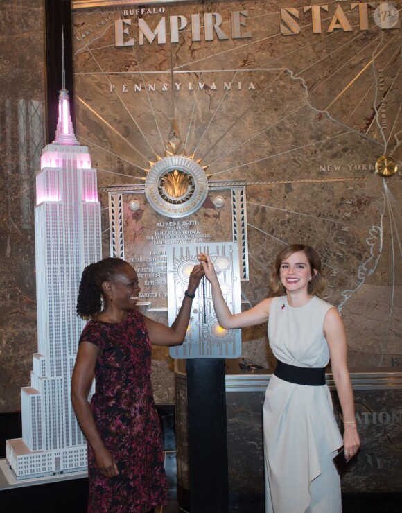 L'actrice Emma Watson illumine l'Empire State Building pour la journée internationale de la femme à New York le 8 mars 2016.