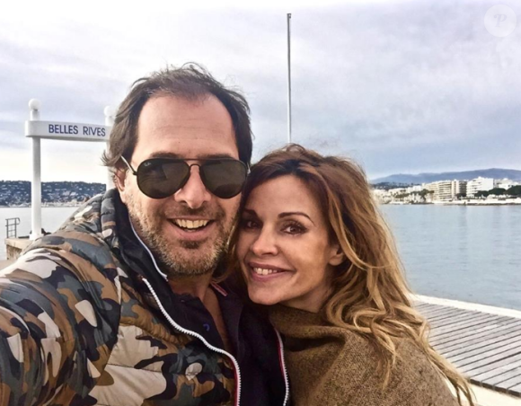 Ingrid Chauvin enceinte et son mari Thierry Peythieu en vacances au bord de la mer. Photo publiée sur Facebook, le 13 février 2016.